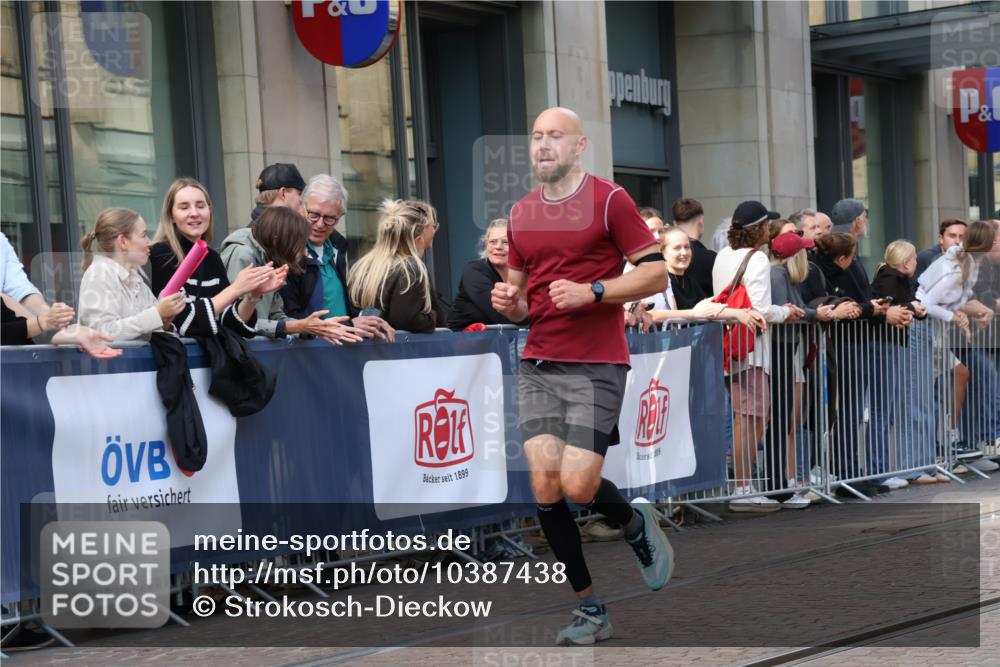 13.09.2026 - 21. swb-Marathon Bremen Strokosch-Dieckow http://msf.ph/oto/10387438 13.09.2026 12:56:06 Ziel 250, 1212, 4936, 13224, 1583, 2072, 5163, 6630, 10034, 13080 meine-sportfotos.de