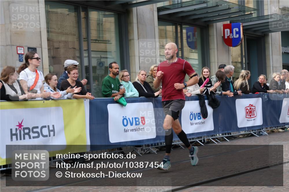 13.09.2026 - 21. swb-Marathon Bremen Strokosch-Dieckow http://msf.ph/oto/10387454 13.09.2026 12:56:06 Ziel 250, 1212, 4936, 13224, 1583, 2072, 5163, 6630, 10034, 13080 meine-sportfotos.de