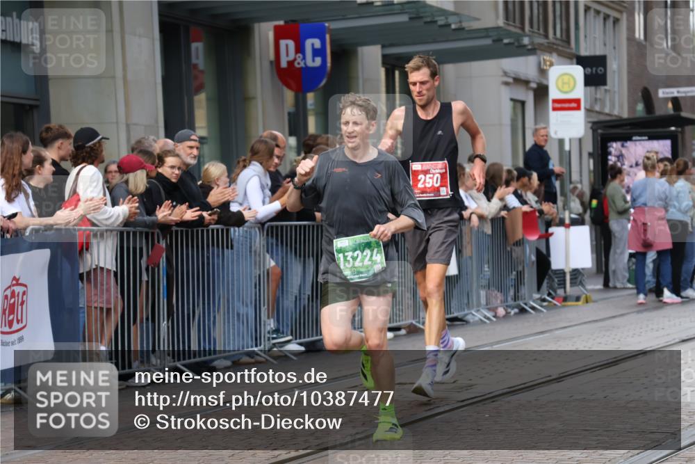 13.09.2026 - 21. swb-Marathon Bremen Strokosch-Dieckow http://msf.ph/oto/10387477 13.09.2026 12:56:19 Ziel 901, 1212, 1288, 4936, 13224, 250, 6630 meine-sportfotos.de