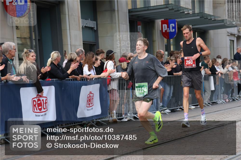 13.09.2026 - 21. swb-Marathon Bremen Strokosch-Dieckow http://msf.ph/oto/10387485 13.09.2026 12:56:19 Ziel 901, 1212, 1288, 4936, 13224, 250, 6630 meine-sportfotos.de