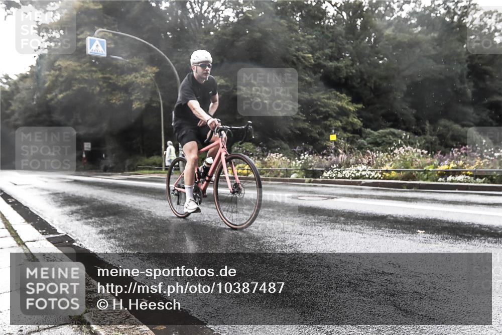 13.09.2026 - Stadtparktriathlon H.Heesch http://msf.ph/oto/10387487 13.09.2026 12:15:14 Radfahren 922, 983, 1050, 1054 meine-sportfotos.de