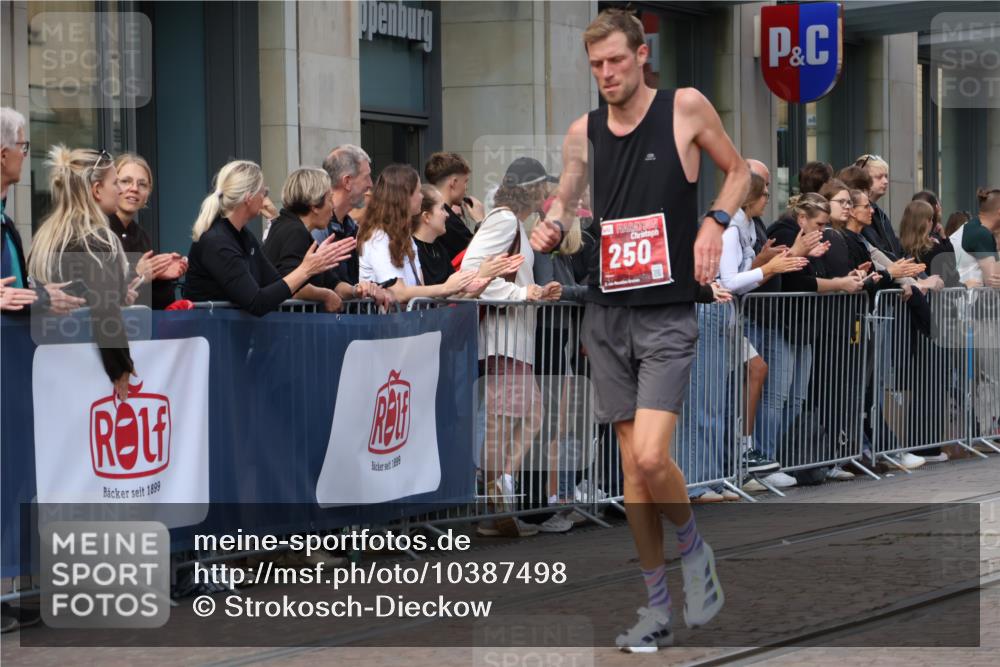 13.09.2026 - 21. swb-Marathon Bremen Strokosch-Dieckow http://msf.ph/oto/10387498 13.09.2026 12:56:20 Ziel 901, 1212, 1288, 4936, 13224, 250, 6630 meine-sportfotos.de