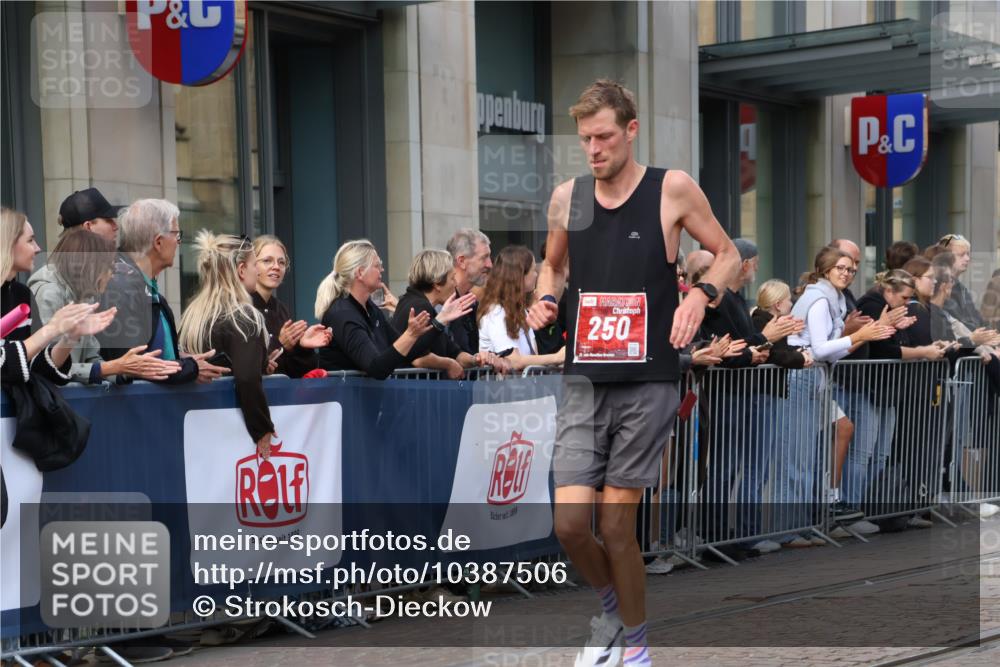 13.09.2026 - 21. swb-Marathon Bremen Strokosch-Dieckow http://msf.ph/oto/10387506 13.09.2026 12:56:20 Ziel 901, 1212, 1288, 4936, 13224, 250, 6630 meine-sportfotos.de