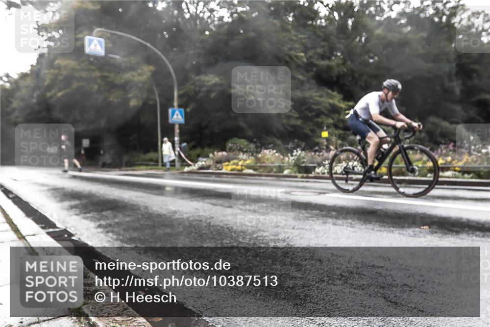 13.09.2026 - Stadtparktriathlon H.Heesch http://msf.ph/oto/10387513 13.09.2026 12:15:35 Radfahren 832, 966, 1011 meine-sportfotos.de