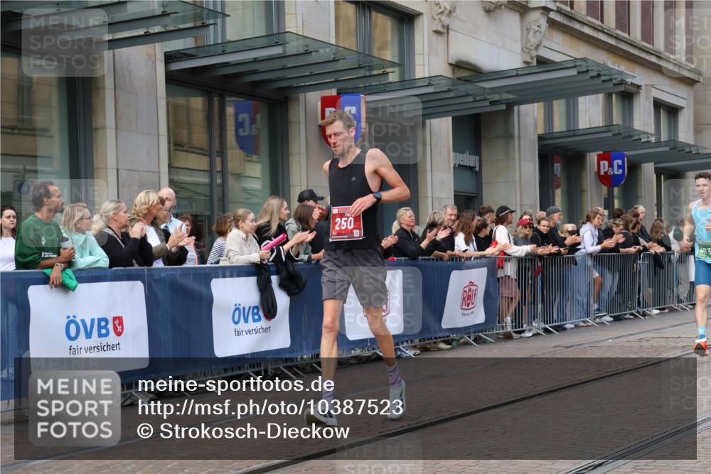 13.09.2026 - 21. swb-Marathon Bremen Strokosch-Dieckow http://msf.ph/oto/10387523 13.09.2026 12:56:21 Ziel 901, 1212, 1288, 4936, 13224, 250, 6630 meine-sportfotos.de