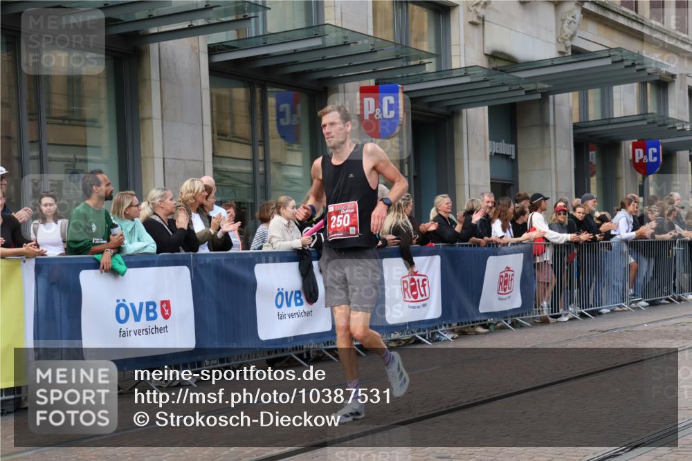 13.09.2026 - 21. swb-Marathon Bremen Strokosch-Dieckow http://msf.ph/oto/10387531 13.09.2026 12:56:22 Ziel 901, 1212, 1288, 4936, 13224, 250, 6630 meine-sportfotos.de