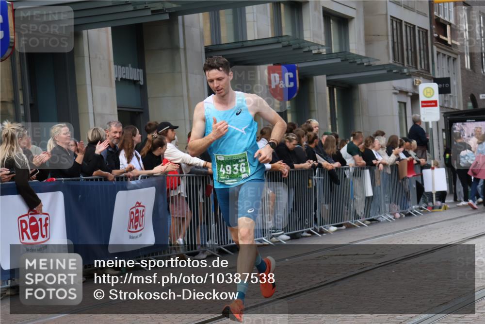 13.09.2026 - 21. swb-Marathon Bremen Strokosch-Dieckow http://msf.ph/oto/10387538 13.09.2026 12:56:22 Ziel 901, 1212, 1288, 4936, 13224, 250, 6630 meine-sportfotos.de