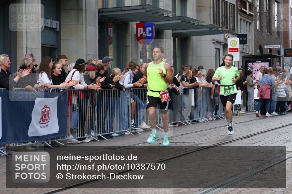 13.09.2026 - 21. swb-Marathon Bremen Strokosch-Dieckow http://msf.ph/oto/10387570 13.09.2026 12:56:39 Ziel 365, 573, 6201, 7118, 7671, 901, 1212, 1288, 4936, 13224 meine-sportfotos.de
