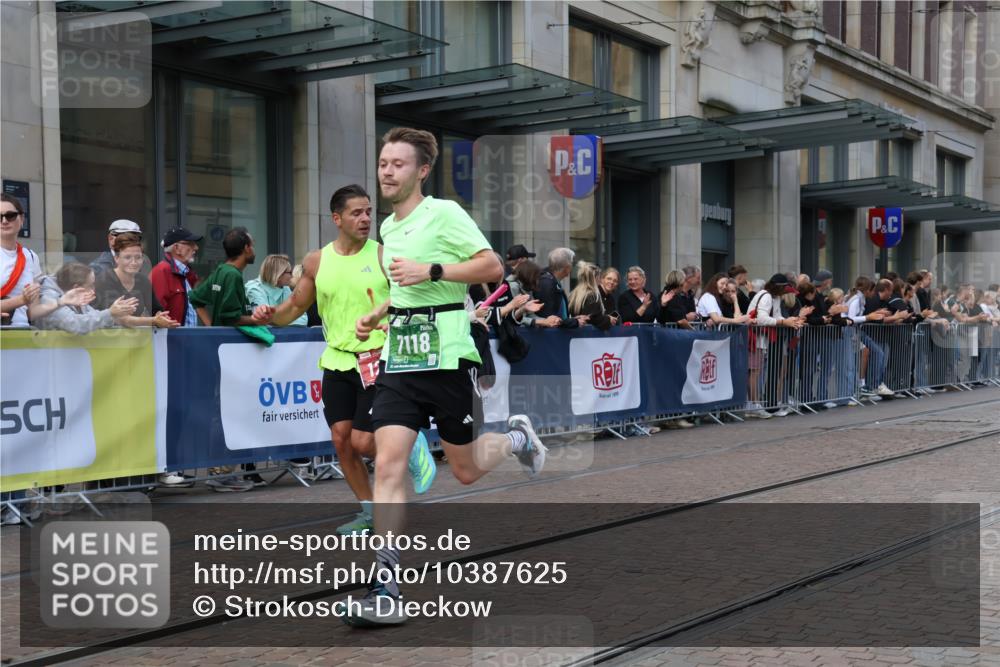 13.09.2026 - 21. swb-Marathon Bremen Strokosch-Dieckow http://msf.ph/oto/10387625 13.09.2026 12:56:42 Ziel 365, 573, 850, 3368, 6201, 7118, 7671, 901, 1212, 1288, 4936, 13224 meine-sportfotos.de