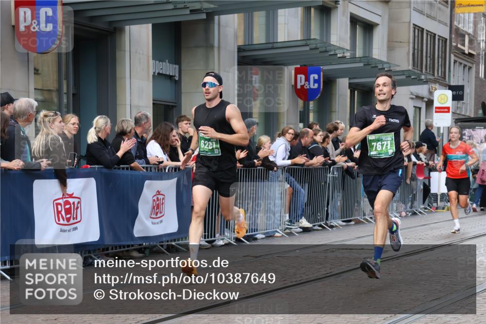 13.09.2026 - 21. swb-Marathon Bremen Strokosch-Dieckow http://msf.ph/oto/10387649 13.09.2026 12:56:45 Ziel 365, 573, 850, 3368, 5912, 6201, 7118, 7671, 901, 1212, 1288, 4936, 13224 meine-sportfotos.de