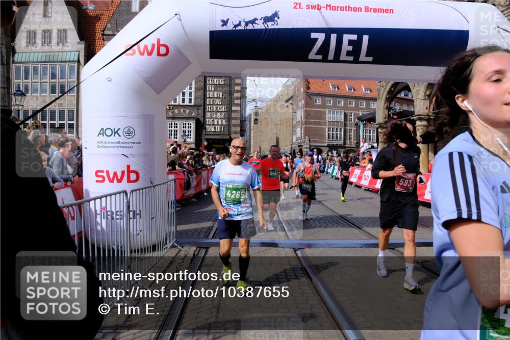 13.09.2026 - 21. swb-Marathon Bremen Tim E. http://msf.ph/oto/10387655 13.09.2026 13:28:15 Ziel 488, 534, 762, 1343, 1456, 3135, 3480, 3576, 4106, 4133, 4265, 4744, 5462, 6468, 6522, 7042, 7926, 8188, 8351, 8656, 9067, 9145, 13069, 13198 meine-sportfotos.de