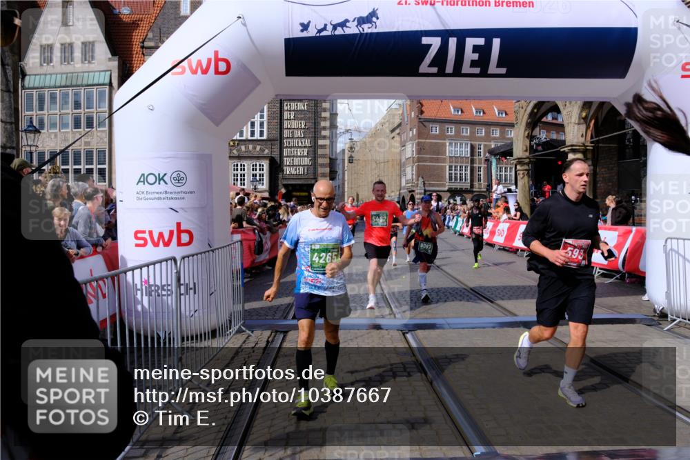 13.09.2026 - 21. swb-Marathon Bremen Tim E. http://msf.ph/oto/10387667 13.09.2026 13:28:15 Ziel 488, 534, 762, 1343, 1456, 3135, 3480, 3576, 4106, 4133, 4265, 4744, 5462, 6468, 6522, 7042, 7926, 8188, 8351, 8656, 9067, 9145, 13069, 13198 meine-sportfotos.de
