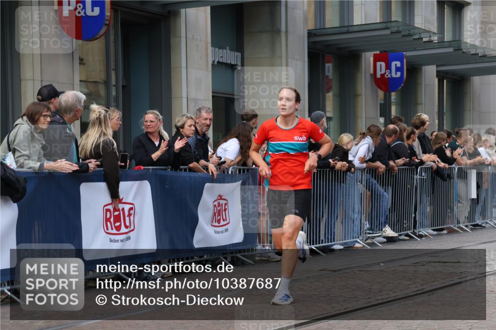 13.09.2026 - 21. swb-Marathon Bremen Strokosch-Dieckow http://msf.ph/oto/10387687 13.09.2026 12:56:48 Ziel 365, 573, 850, 3368, 5912, 6201, 7118, 7671, 901, 1212, 1288, 4936, 7118, 13224 meine-sportfotos.de