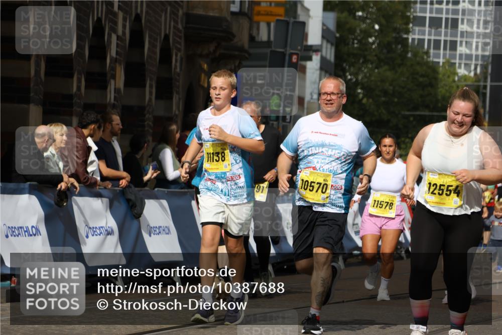 13.09.2026 - 21. swb-Marathon Bremen Strokosch-Dieckow http://msf.ph/oto/10387688 13.09.2026 11:09:12 Ziel 10217, 10399, 10455, 10469, 10599, 11011, 11053, 11074, 11358, 11421, 11434, 11531, 11710, 11718, 11812, 11905, 12256, 12353, 12438, 12517, 10314, 10556, 10664, 10686, 10694, 10769, 10823, 10981, 10983, 11225, 11764, 11882, 11883, 11914, 11915, 11995, 12322, 12491, 13607 meine-sportfotos.de