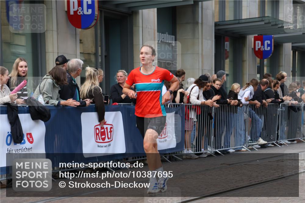 13.09.2026 - 21. swb-Marathon Bremen Strokosch-Dieckow http://msf.ph/oto/10387695 13.09.2026 12:56:48 Ziel 365, 573, 850, 3368, 5912, 6201, 7118, 7671, 901, 1212, 1288, 4936, 7118, 13224 meine-sportfotos.de