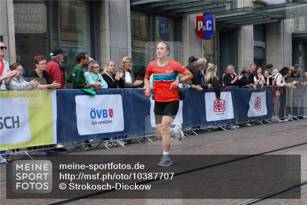 13.09.2026 - 21. swb-Marathon Bremen Strokosch-Dieckow http://msf.ph/oto/10387707 13.09.2026 12:56:49 Ziel 365, 573, 850, 3368, 5912, 6201, 7671, 901, 1212, 1288, 4936, 7118, 13224 meine-sportfotos.de