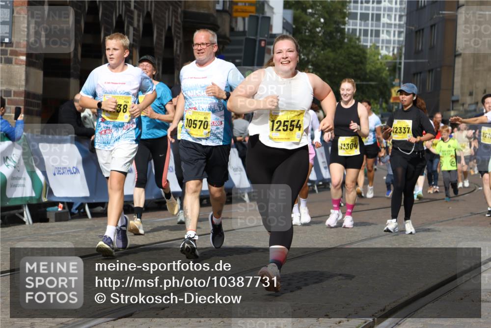 13.09.2026 - 21. swb-Marathon Bremen Strokosch-Dieckow http://msf.ph/oto/10387731 13.09.2026 11:09:13 Ziel 10217, 10399, 10455, 10469, 10599, 11011, 11053, 11074, 11358, 11421, 11434, 11531, 11710, 11718, 11812, 11905, 12192, 12256, 12353, 12438, 12517, 10556, 10664, 10686, 10694, 10769, 10823, 10981, 10983, 11225, 11764, 11882, 11883, 11914, 11915, 11995, 12322, 12491, 12532, 13607 meine-sportfotos.de
