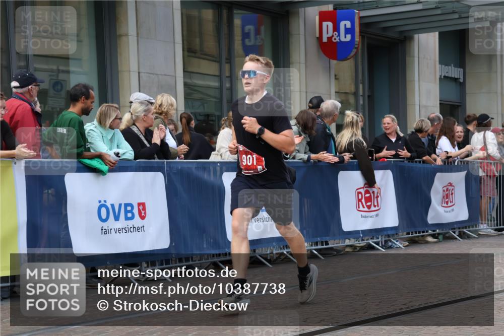 13.09.2026 - 21. swb-Marathon Bremen Strokosch-Dieckow http://msf.ph/oto/10387738 13.09.2026 12:56:55 Ziel 365, 573, 850, 1875, 3368, 5912, 573, 901, 1288, 4936, 6201, 7118, 7671 meine-sportfotos.de