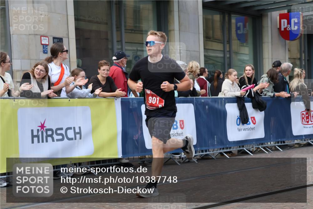13.09.2026 - 21. swb-Marathon Bremen Strokosch-Dieckow http://msf.ph/oto/10387748 13.09.2026 12:56:55 Ziel 365, 573, 850, 1875, 3368, 5912, 573, 901, 1288, 4936, 6201, 7118, 7671 meine-sportfotos.de