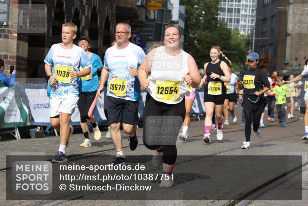13.09.2026 - 21. swb-Marathon Bremen Strokosch-Dieckow http://msf.ph/oto/10387751 13.09.2026 11:09:13 Ziel 10217, 10399, 10455, 10469, 10599, 11011, 11053, 11074, 11358, 11421, 11434, 11531, 11710, 11718, 11812, 11905, 12192, 12256, 12353, 12438, 12517, 10556, 10664, 10686, 10694, 10769, 10823, 10981, 10983, 11225, 11764, 11882, 11883, 11914, 11915, 11995, 12322, 12491, 12532, 13607 meine-sportfotos.de
