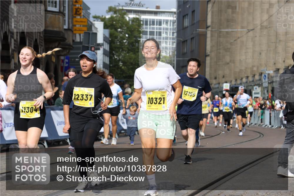 13.09.2026 - 21. swb-Marathon Bremen Strokosch-Dieckow http://msf.ph/oto/10387828 13.09.2026 11:09:16 Ziel 10217, 10455, 10469, 10570, 10599, 10630, 11011, 11053, 11074, 11138, 11434, 11531, 11812, 11905, 12192, 12256, 12353, 12438, 12517, 12554, 10556, 10664, 10694, 10769, 10823, 10981, 11225, 11882, 11883, 11914, 11915, 11995, 12322, 12474, 12491, 12532, 13607 meine-sportfotos.de