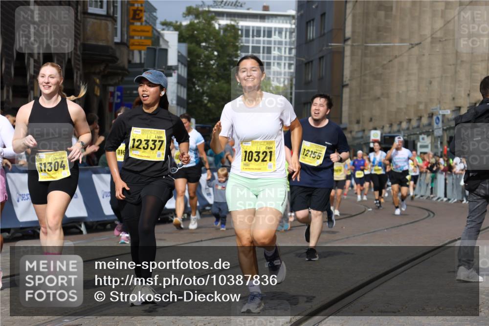 13.09.2026 - 21. swb-Marathon Bremen Strokosch-Dieckow http://msf.ph/oto/10387836 13.09.2026 11:09:16 Ziel 10217, 10455, 10469, 10570, 10599, 10630, 11011, 11053, 11074, 11138, 11434, 11531, 11812, 11905, 12192, 12256, 12353, 12438, 12517, 12554, 10556, 10664, 10694, 10769, 10823, 10981, 11225, 11882, 11883, 11914, 11915, 11995, 12322, 12474, 12491, 12532, 13607 meine-sportfotos.de