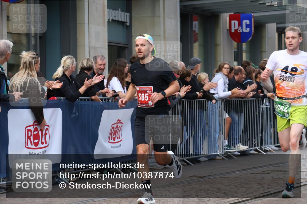 13.09.2026 - 21. swb-Marathon Bremen Strokosch-Dieckow http://msf.ph/oto/10387874 13.09.2026 12:57:15 Ziel 919, 1875, 2986, 4795, 6264, 365, 573, 850, 3368, 5912, 6201, 7671 meine-sportfotos.de