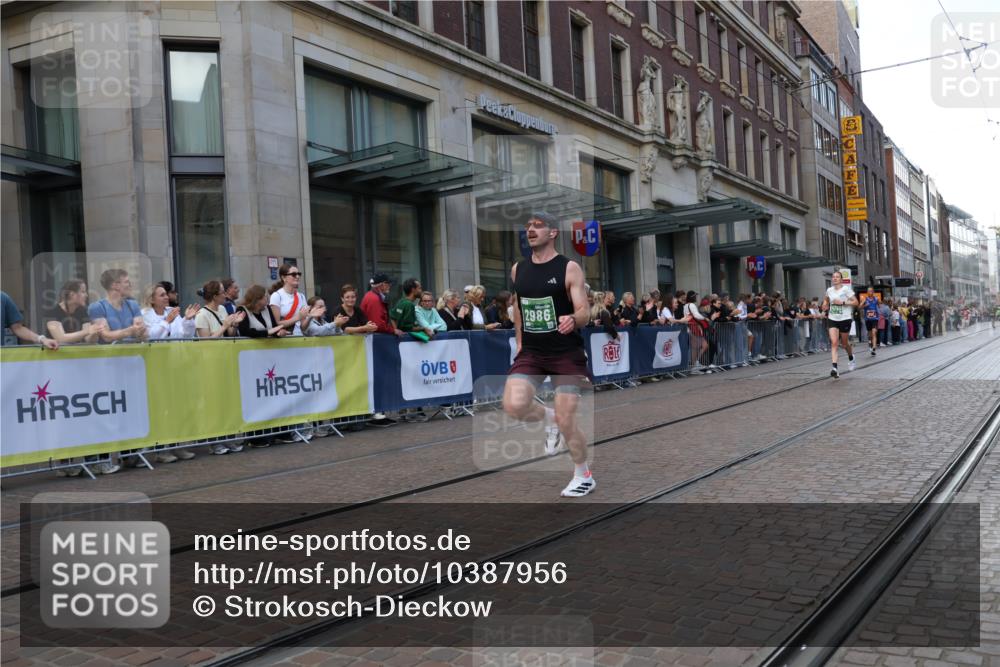 13.09.2026 - 21. swb-Marathon Bremen Strokosch-Dieckow http://msf.ph/oto/10387956 13.09.2026 12:57:20 Ziel 919, 1875, 2986, 4795, 6264, 365, 573, 850, 1875, 3368, 5912 meine-sportfotos.de