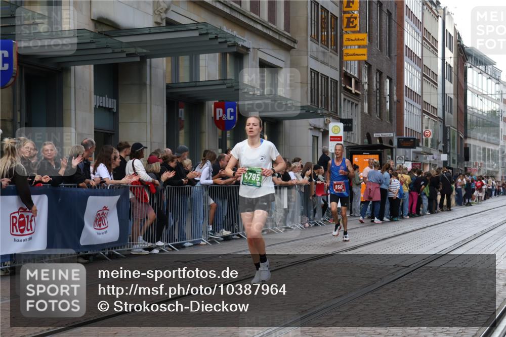 13.09.2026 - 21. swb-Marathon Bremen Strokosch-Dieckow http://msf.ph/oto/10387964 13.09.2026 12:57:20 Ziel 919, 1875, 2986, 4795, 6264, 365, 573, 850, 1875, 3368, 5912 meine-sportfotos.de