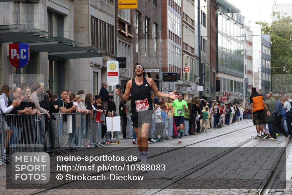 13.09.2026 - 21. swb-Marathon Bremen Strokosch-Dieckow http://msf.ph/oto/10388083 13.09.2026 12:57:42 Ziel 1323, 2073, 2099, 9065, 919, 1875, 2986, 4795, 6264 meine-sportfotos.de