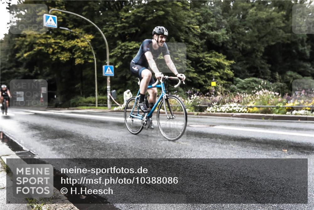 13.09.2026 - Stadtparktriathlon H.Heesch http://msf.ph/oto/10388086 13.09.2026 12:22:59 Radfahren 932, 1026, 1135 meine-sportfotos.de