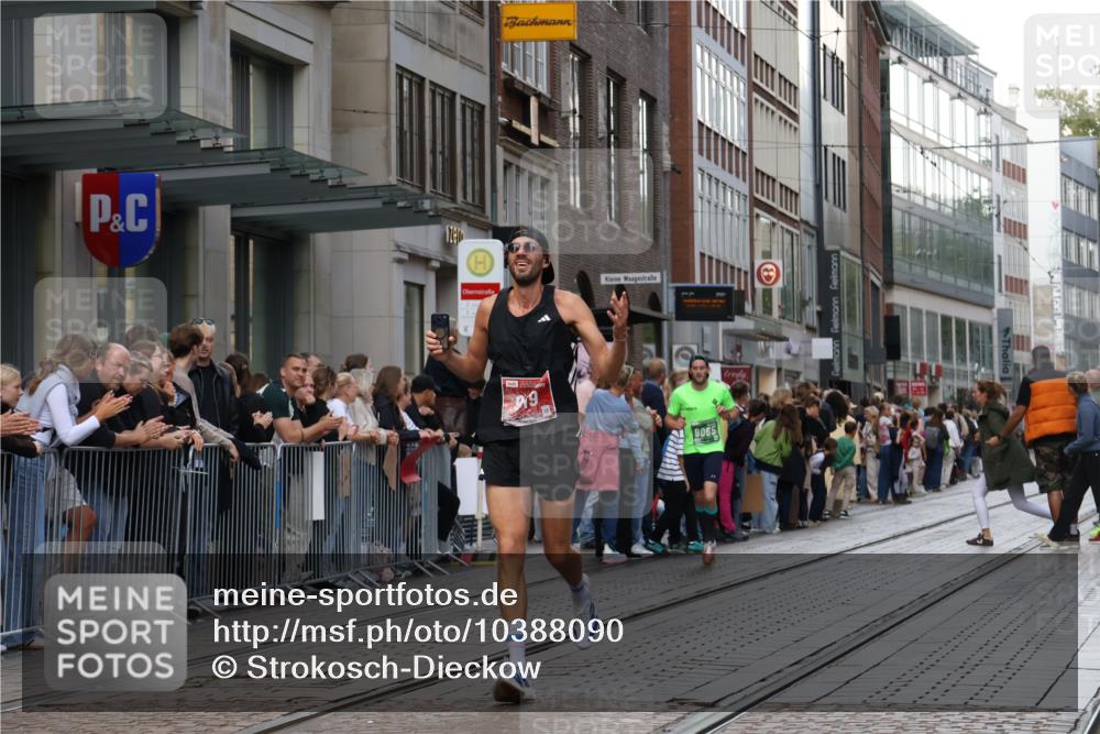 13.09.2026 - 21. swb-Marathon Bremen Strokosch-Dieckow http://msf.ph/oto/10388090 13.09.2026 12:57:43 Ziel 1323, 2073, 2099, 9065, 919, 1875, 2986, 4795, 6264 meine-sportfotos.de