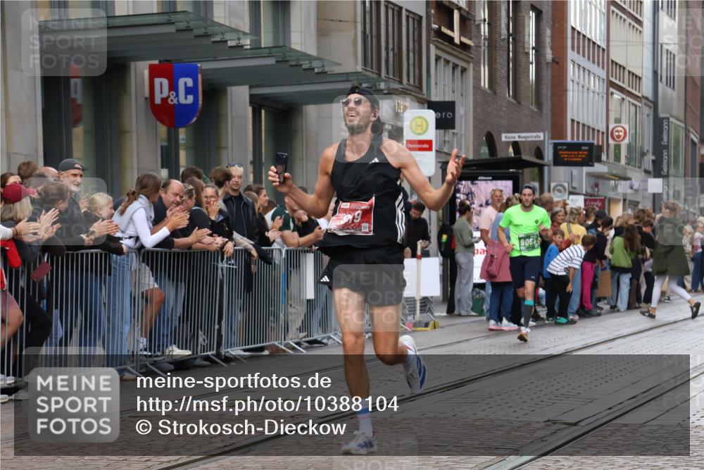 13.09.2026 - 21. swb-Marathon Bremen Strokosch-Dieckow http://msf.ph/oto/10388104 13.09.2026 12:57:43 Ziel 1323, 2073, 2099, 9065, 919, 1875, 2986, 4795, 6264 meine-sportfotos.de
