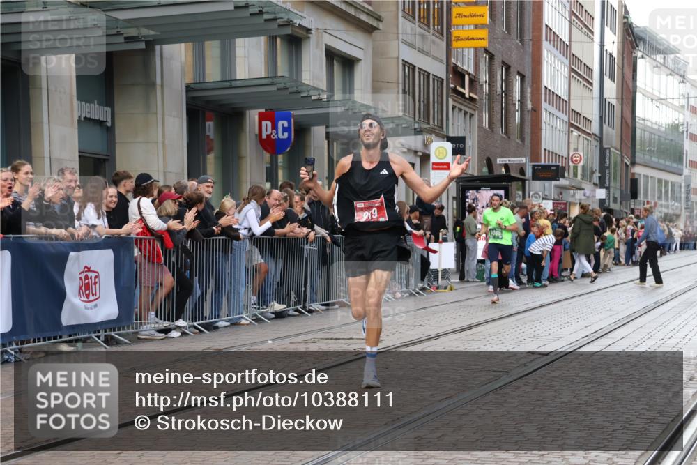 13.09.2026 - 21. swb-Marathon Bremen Strokosch-Dieckow http://msf.ph/oto/10388111 13.09.2026 12:57:44 Ziel 1323, 2073, 2099, 9065, 919, 1875, 2986, 4795, 6264 meine-sportfotos.de