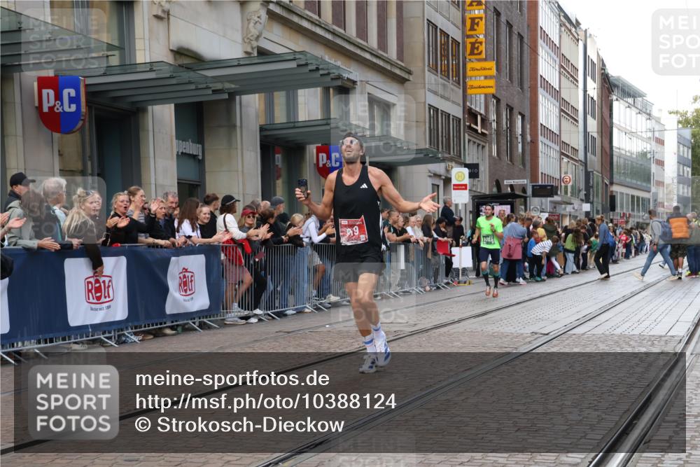 13.09.2026 - 21. swb-Marathon Bremen Strokosch-Dieckow http://msf.ph/oto/10388124 13.09.2026 12:57:44 Ziel 1323, 2073, 2099, 9065, 919, 1875, 2986, 4795, 6264 meine-sportfotos.de