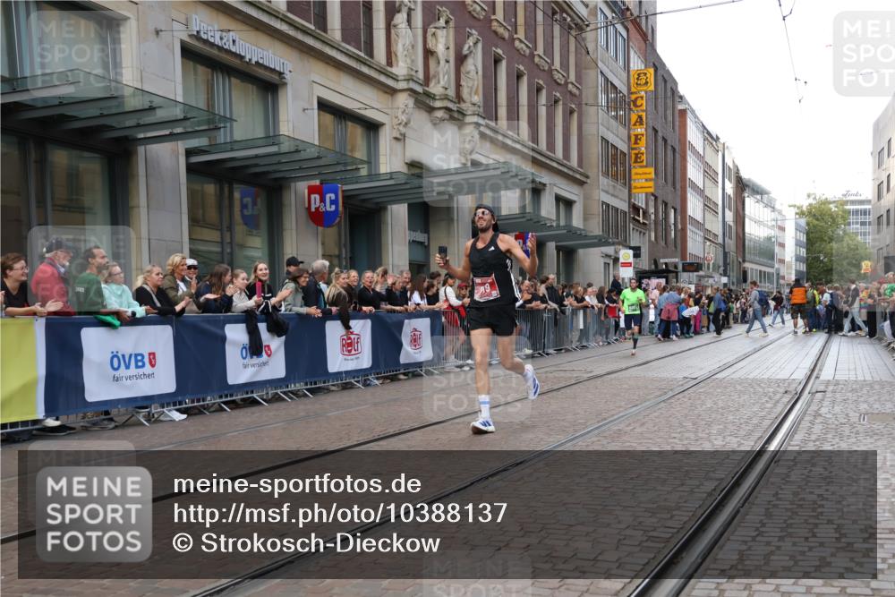 13.09.2026 - 21. swb-Marathon Bremen Strokosch-Dieckow http://msf.ph/oto/10388137 13.09.2026 12:57:45 Ziel 1323, 1604, 1717, 2073, 2099, 9065, 919, 1875, 2986, 4795, 6264 meine-sportfotos.de