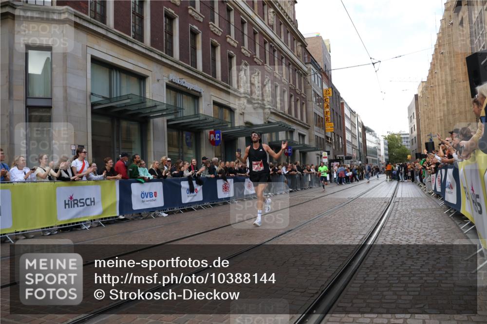 13.09.2026 - 21. swb-Marathon Bremen Strokosch-Dieckow http://msf.ph/oto/10388144 13.09.2026 12:57:45 Ziel 1323, 1604, 1717, 2073, 2099, 9065, 919, 1875, 2986, 4795, 6264 meine-sportfotos.de