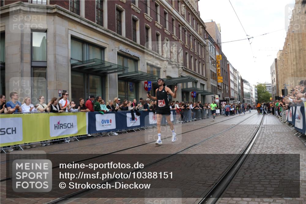 13.09.2026 - 21. swb-Marathon Bremen Strokosch-Dieckow http://msf.ph/oto/10388151 13.09.2026 12:57:46 Ziel 1323, 1604, 1717, 2073, 2099, 9065, 919, 2986, 4795, 6264 meine-sportfotos.de