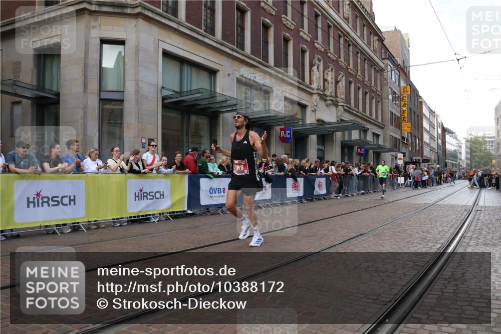 13.09.2026 - 21. swb-Marathon Bremen Strokosch-Dieckow http://msf.ph/oto/10388172 13.09.2026 12:57:46 Ziel 1323, 1604, 1717, 2073, 2099, 9065, 919, 2986, 4795, 6264 meine-sportfotos.de