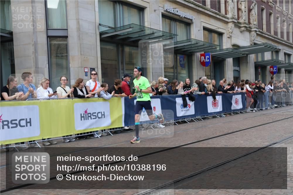 13.09.2026 - 21. swb-Marathon Bremen Strokosch-Dieckow http://msf.ph/oto/10388196 13.09.2026 12:57:49 Ziel 1323, 1379, 1604, 1717, 2073, 2099, 9065, 919, 4795 meine-sportfotos.de