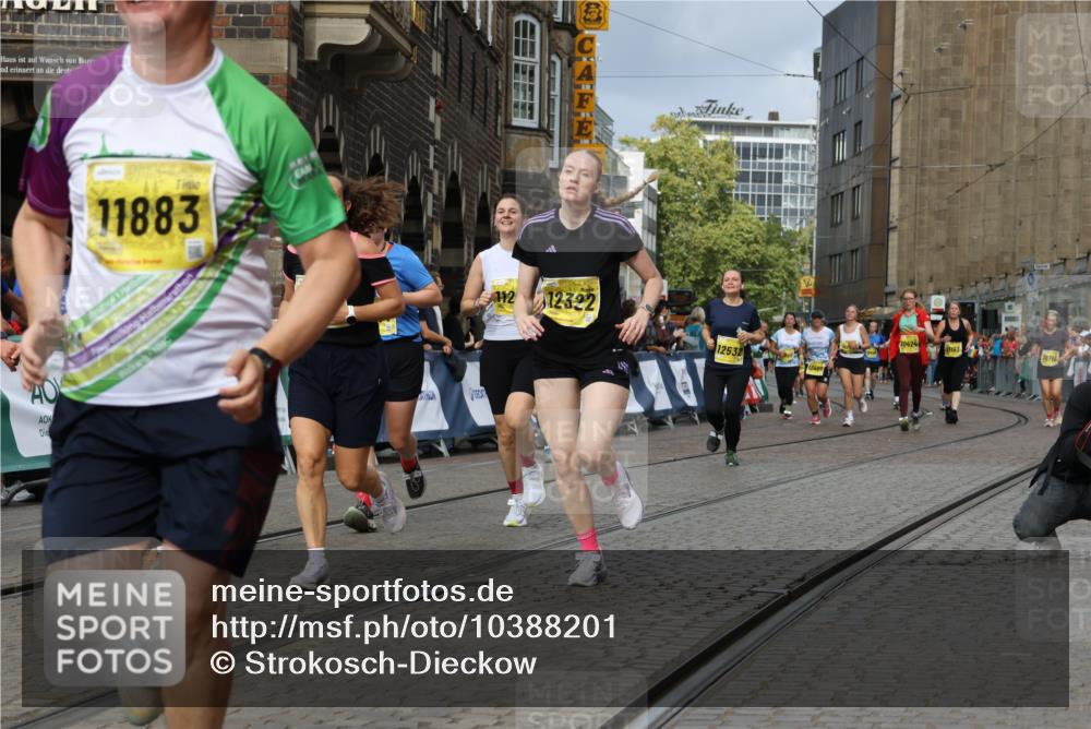 13.09.2026 - 21. swb-Marathon Bremen Strokosch-Dieckow http://msf.ph/oto/10388201 13.09.2026 11:09:34 Ziel 10314, 10321, 10570, 10630, 10664, 10686, 10694, 10823, 10983, 11091, 11138, 11304, 11578, 11764, 11882, 11883, 11915, 11987, 11995, 12155, 12322, 12337, 12491, 12554, 13607, 10234, 10386, 10417, 10645, 10696, 10712, 10737, 10785, 10990, 10991, 11937, 12409, 12449 meine-sportfotos.de