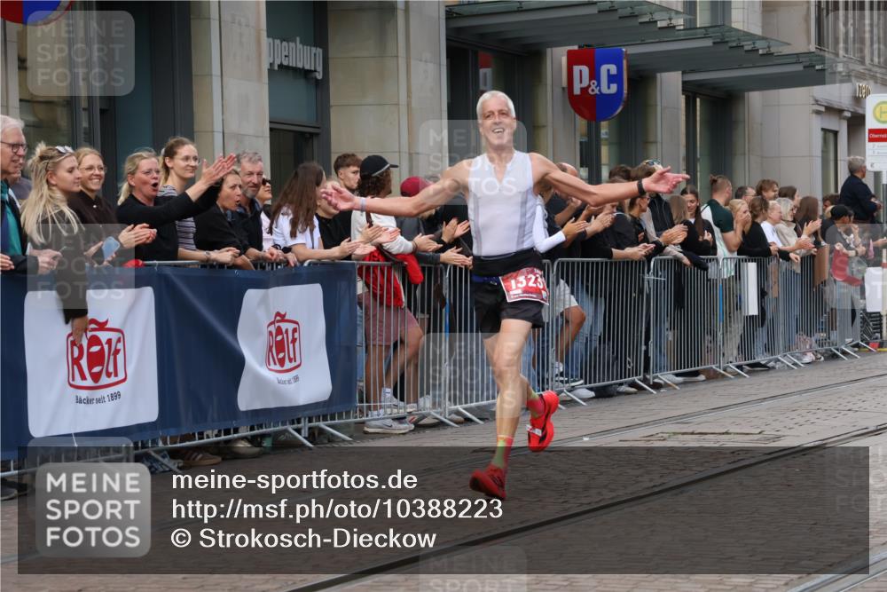 13.09.2026 - 21. swb-Marathon Bremen Strokosch-Dieckow http://msf.ph/oto/10388223 13.09.2026 12:58:10 Ziel 346, 1379, 1472, 1604, 1717, 2049, 5672, 6198, 8311, 8394, 1323, 1604, 1717, 2073, 2099, 9065 meine-sportfotos.de