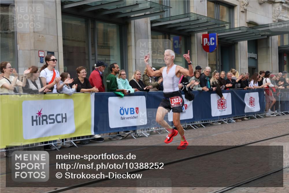 13.09.2026 - 21. swb-Marathon Bremen Strokosch-Dieckow http://msf.ph/oto/10388252 13.09.2026 12:58:11 Ziel 346, 1379, 1472, 2049, 5672, 6198, 8311, 8394, 1323, 1604, 1717, 2073, 2099, 9065 meine-sportfotos.de