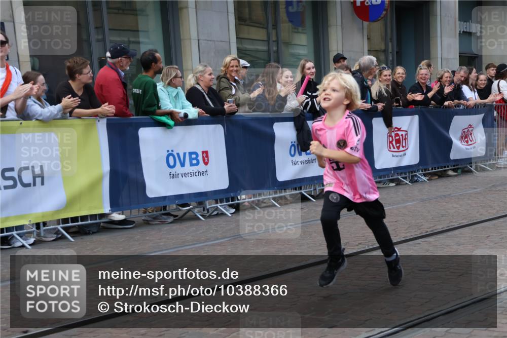 13.09.2026 - 21. swb-Marathon Bremen Strokosch-Dieckow http://msf.ph/oto/10388366 13.09.2026 12:58:20 Ziel 346, 1576, 2049, 5672, 6198, 6929, 8311, 8394, 1379, 1472, 1604, 1717, 2073, 2099, 9065 meine-sportfotos.de