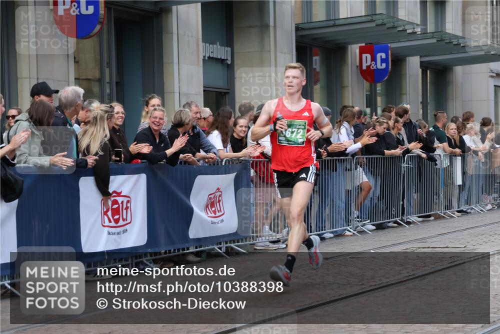 13.09.2026 - 21. swb-Marathon Bremen Strokosch-Dieckow http://msf.ph/oto/10388398 13.09.2026 12:58:22 Ziel 346, 1576, 2049, 5672, 6198, 6929, 8311, 8394, 1379, 1472, 1604, 1717, 2073, 2099, 9065 meine-sportfotos.de