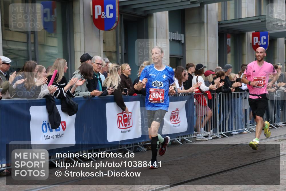 13.09.2026 - 21. swb-Marathon Bremen Strokosch-Dieckow http://msf.ph/oto/10388441 13.09.2026 12:58:26 Ziel 346, 1576, 2049, 3624, 4847, 5672, 6929, 8065, 8311, 1379, 1472, 1604, 1717, 2073, 6198, 8311, 8394 meine-sportfotos.de