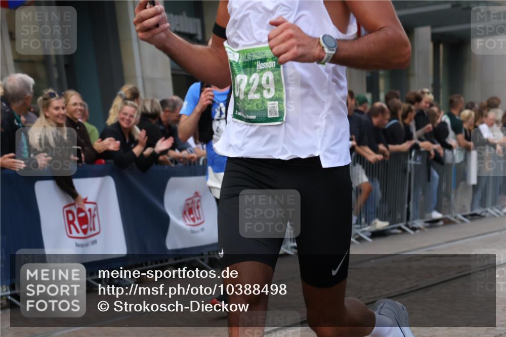13.09.2026 - 21. swb-Marathon Bremen Strokosch-Dieckow http://msf.ph/oto/10388498 13.09.2026 12:58:30 Ziel 1576, 2049, 3624, 4847, 5672, 6929, 8065, 9329, 346, 1379, 1472, 1604, 1717, 6198, 8311, 8394 meine-sportfotos.de