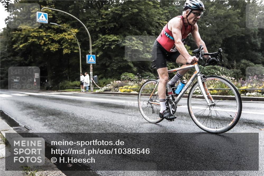 13.09.2026 - Stadtparktriathlon H.Heesch http://msf.ph/oto/10388546 13.09.2026 12:31:52 Radfahren 932, 977 meine-sportfotos.de