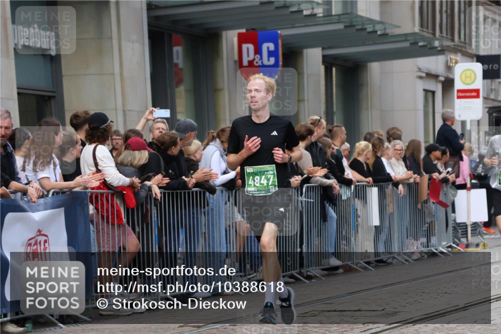 13.09.2026 - 21. swb-Marathon Bremen Strokosch-Dieckow http://msf.ph/oto/10388618 13.09.2026 12:58:41 Ziel 1118, 1576, 3584, 3624, 3688, 4399, 4847, 6929, 6991, 8065, 8994, 9120, 9329, 346, 2049, 5672, 6198, 8311, 8394 meine-sportfotos.de