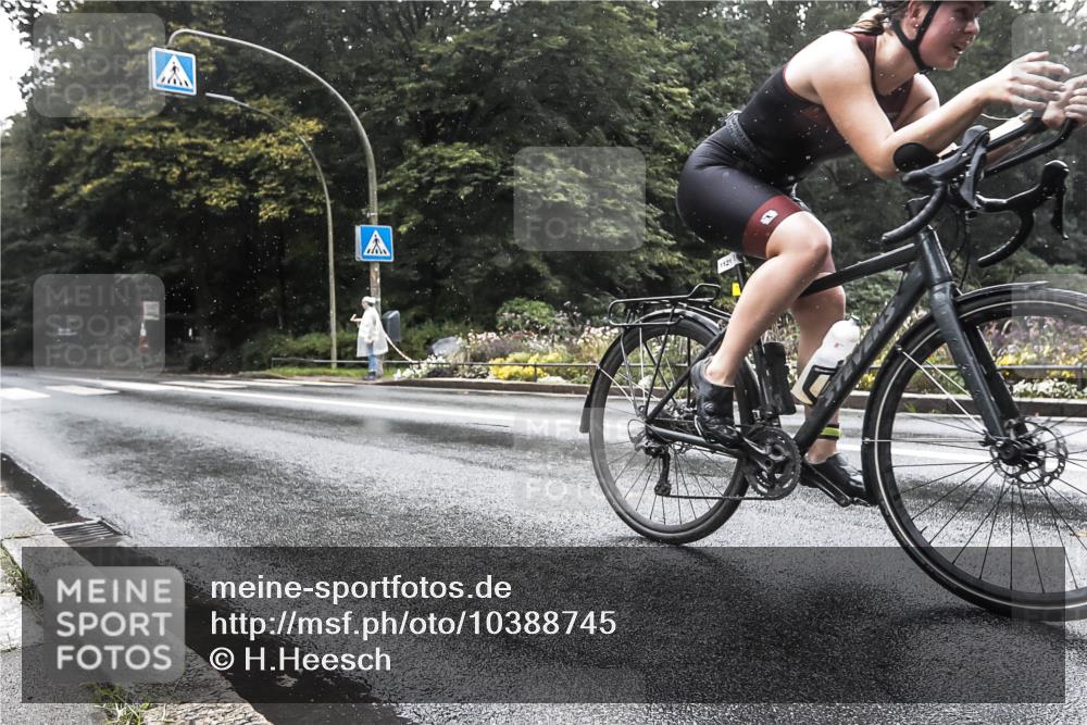 13.09.2026 - Stadtparktriathlon H.Heesch http://msf.ph/oto/10388745 13.09.2026 12:37:04 Radfahren 979, 1015, 1088, 1121 meine-sportfotos.de